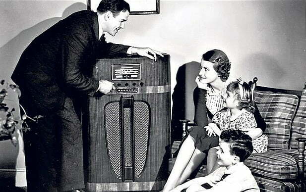 Un poste de radio vintage aussi gros qu'un lave-vaisselle